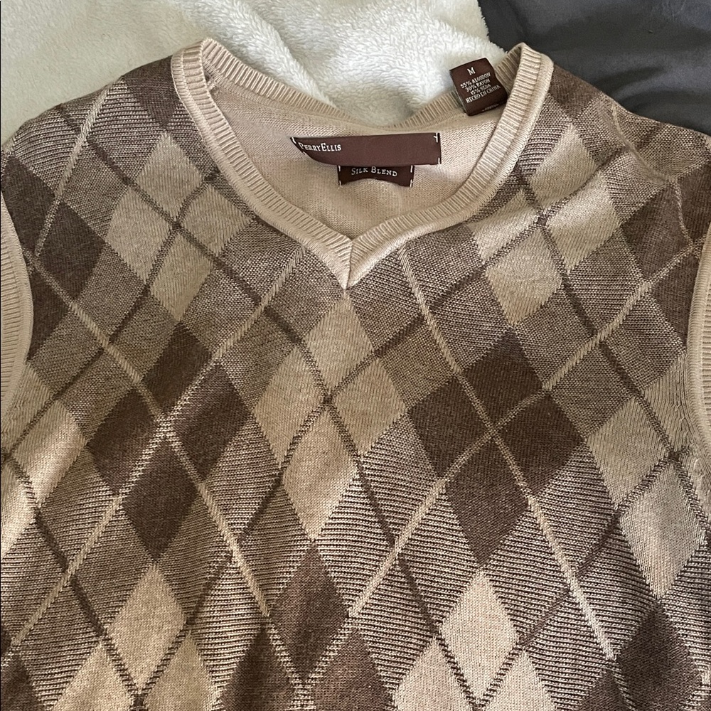 Perry Ellis Men's V-Neck Argyle Sweater - Brown and Cream